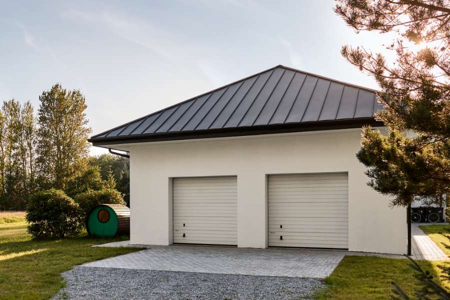 Stilren liebhaverbolig ved Hillerød styrkes med stålprofiler på taget, Hanebjergvej 3, 3400 Hillerød